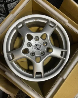 Porsche 911 Carrera S – OEM lobster claw rims